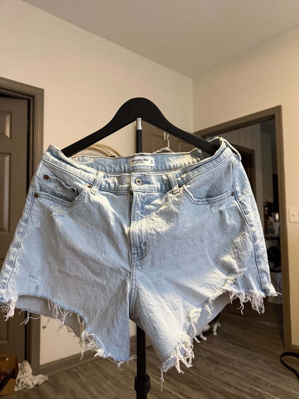 Abercrombie & Fitch Mid Rise A-Line Short Size 31 Light Wash Denim Distressed